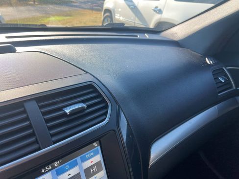 Used 2018 Ford Explorer XLT w/ Equipment Group 202A AWD/4WD image 41