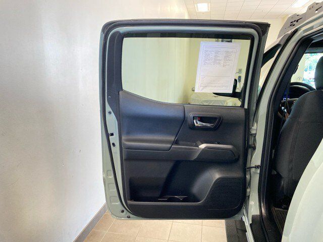 Used 2023 Toyota Tacoma TRD Sport w/ Technology Package AWD/4WD image 8
