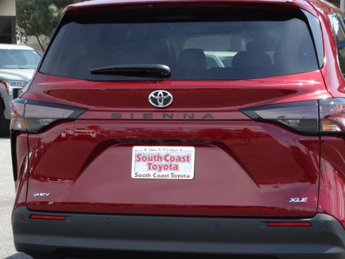 New 2026 Toyota Sienna XLE image 7