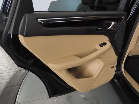 Certified 2025 Porsche Macan AWD/4WD image 46