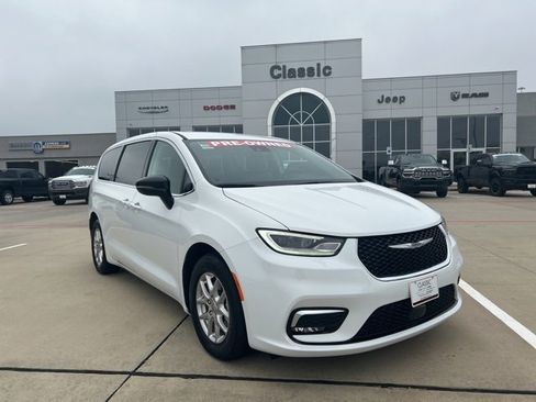 Used 2024 Chrysler Pacifica Touring-L image 1