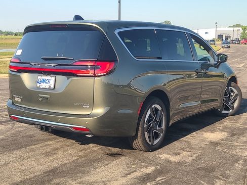 New 2027 Chrysler Pacifica Limited w/ Family Tech Group AWD/4WD image 4