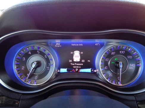 Used 2017 Chrysler 300 C image 18