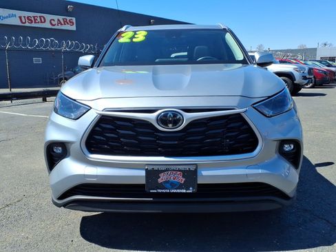 Used 2023 Toyota Highlander XLE image 2