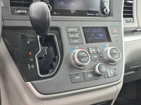 Used 2020 Toyota Sienna LE FWD image 22