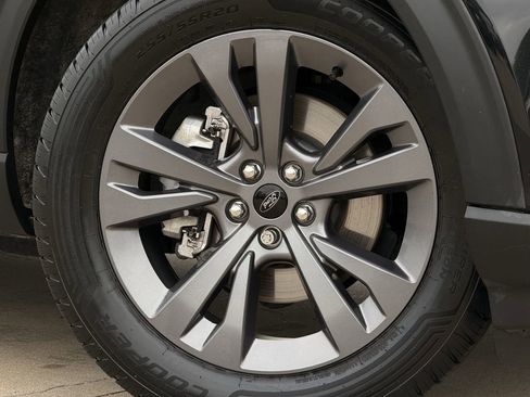 Used 2024 Ford Explorer XLT w/ Equipment Group 202A image 9