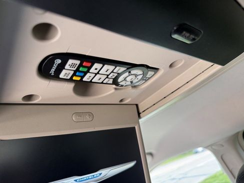 Used 2015 Chrysler Town & Country Touring-L w/ Driver Convenience Group FWD image 14