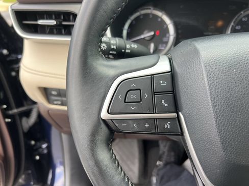 Used 2022 Toyota Highlander XLE FWD image 19