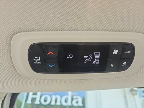 Used 2024 Chrysler Pacifica Touring-L FWD image 26