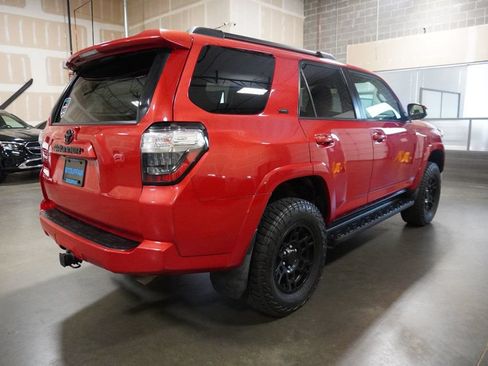 Used 2018 Toyota 4Runner SR5 AWD/4WD image 4
