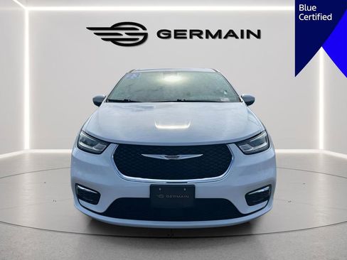Used 2023 Chrysler Pacifica Touring-L FWD image 2