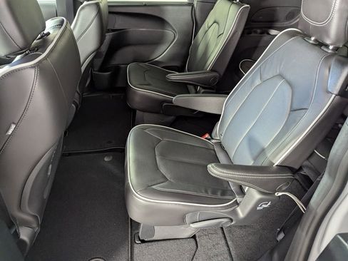 New 2026 Chrysler Pacifica Limited image 14