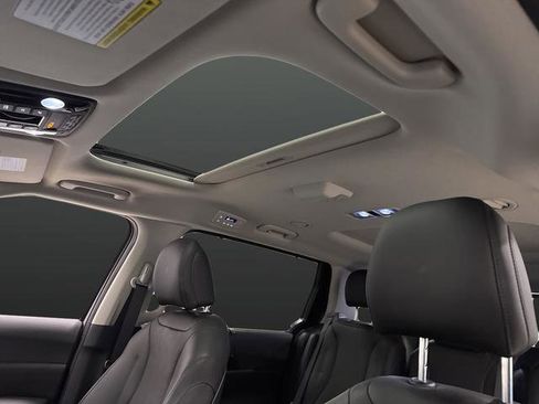 Used 2025 Kia Carnival SX w/ SX Dark Edition Package image 7