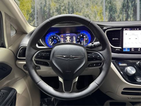 Used 2022 Chrysler Pacifica Touring-L FWD image 18
