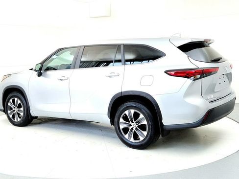 Used 2023 Toyota Highlander XLE AWD/4WD image 4