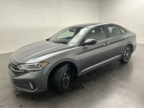 Used 2024 Volkswagen Jetta Sport image 4