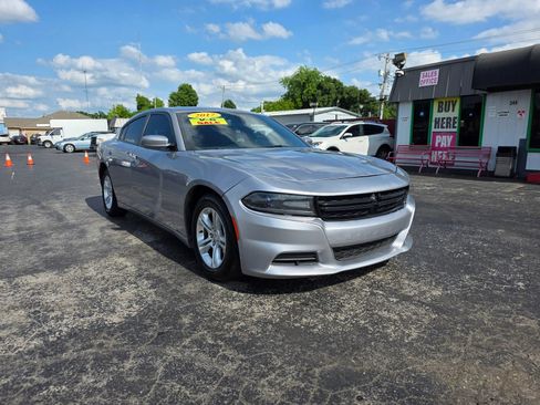 Used 2017 Dodge Charger SE RWD image 6