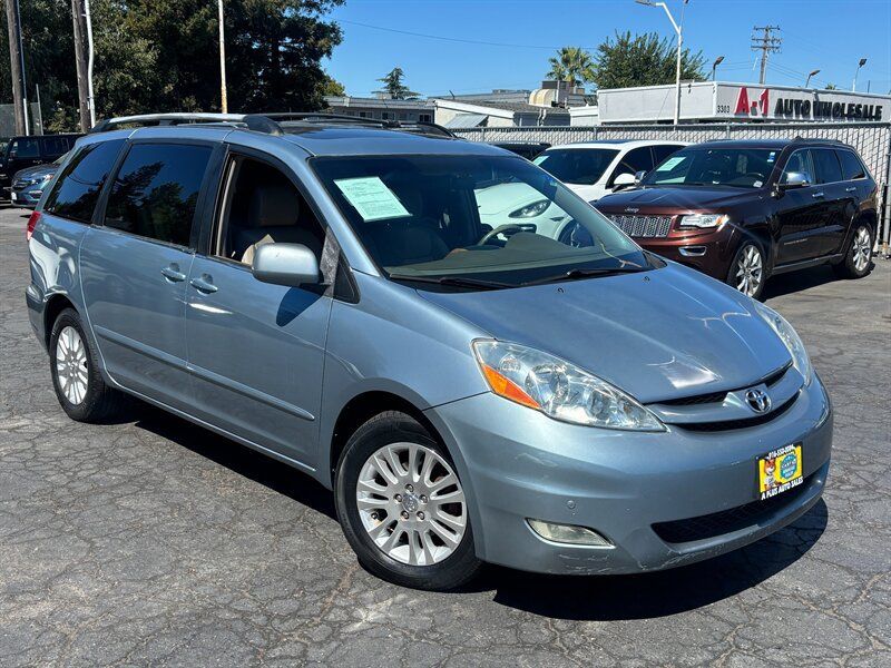 Used 2010 Toyota Sienna XLE FWD image 2