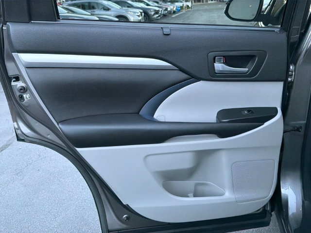 Used 2016 Toyota Highlander XLE FWD image 22