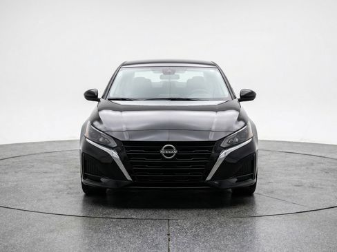 Used 2025 Nissan Altima 2.5 SV FWD image 2