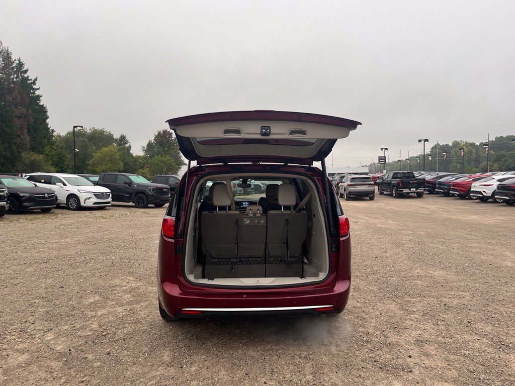 Used 2019 Chrysler Pacifica Touring-L FWD image 11