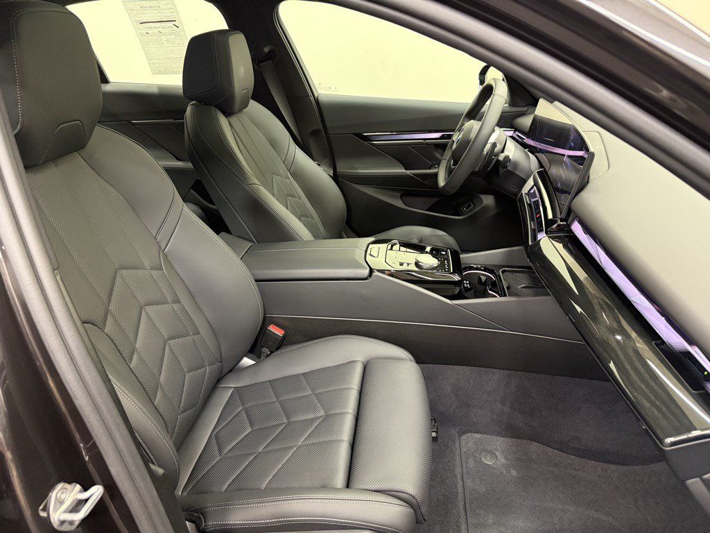 Used 2024 BMW 540i xDrive AWD/4WD image 19