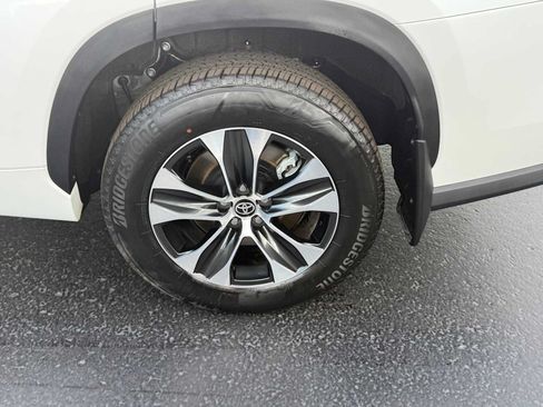 Used 2026 Toyota Highlander XLE AWD/4WD image 9