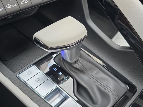 Certified 2025 Hyundai Elantra Limited FWD image 18
