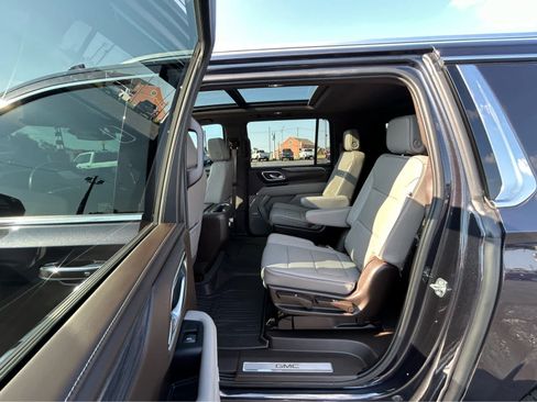 Used 2023 GMC Yukon XL SLT w/ SLT Premium Package AWD/4WD image 13