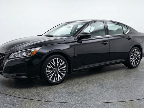 Used 2025 Nissan Altima 2.5 SV image 3