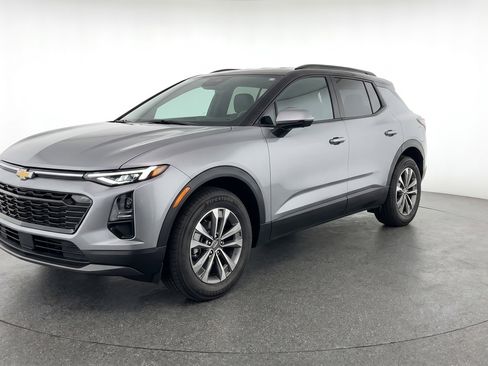 Used 2025 Chevrolet Equinox LT FWD image 3