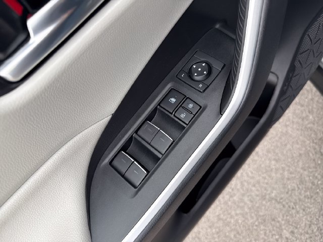 Used 2022 Toyota RAV4 XLE w/ Convenience Package FWD image 11