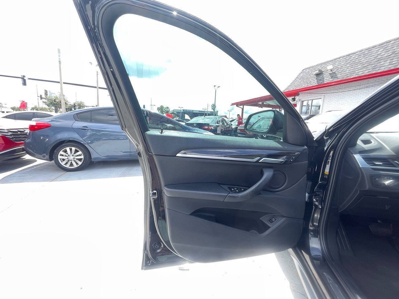 Used 2017 BMW X1 xDrive28i AWD/4WD image 2