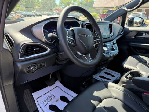 Used 2025 Chrysler Pacifica Select FWD image 17