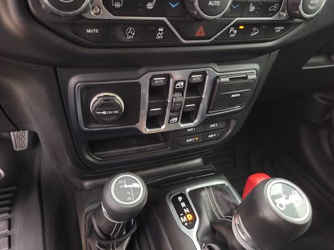 Used 2019 Jeep Wrangler Unlimited Sahara image 21