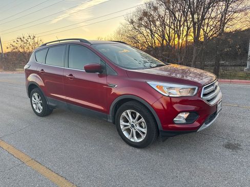Used 2018 Ford Escape SE w/ SE Sync 3 Package image 2