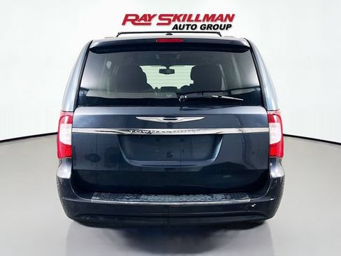 Used 2014 Chrysler Town & Country Touring-L FWD image 6