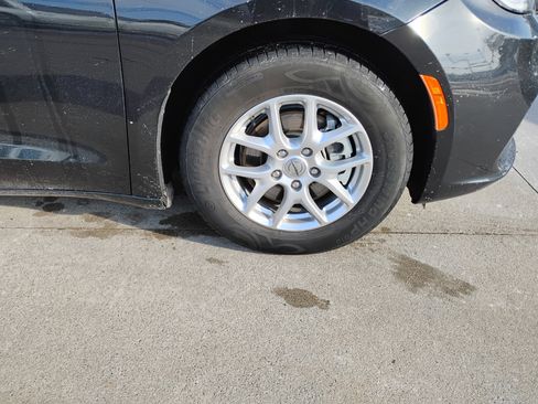 Used 2022 Chrysler Pacifica Touring-L image 26