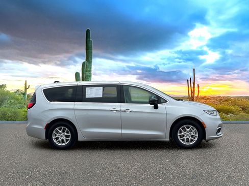 Used 2024 Chrysler Pacifica Touring-L FWD image 6