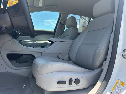 Used 2023 GMC Acadia SLT w/ Technology Package AWD/4WD image 13