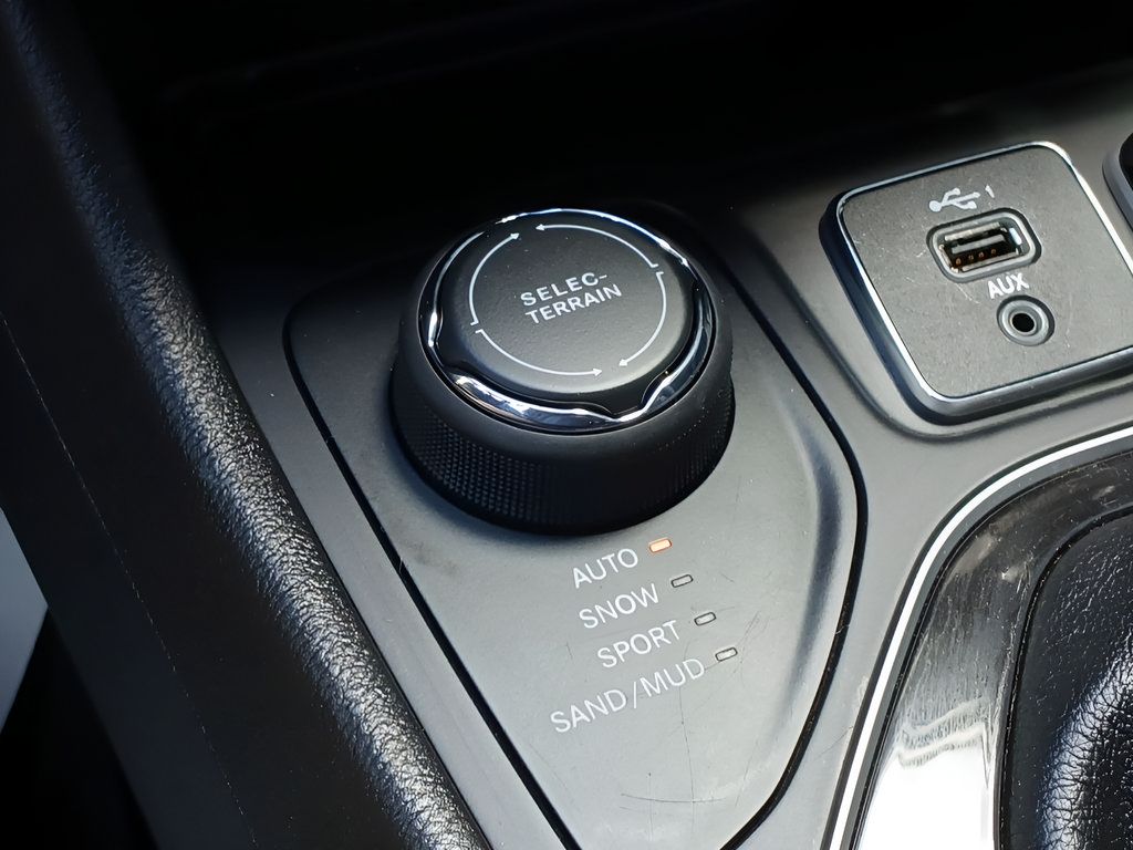 Used 2020 Jeep Cherokee Limited AWD/4WD image 13