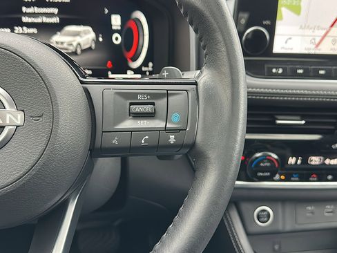 Certified 2022 Nissan Rogue Platinum w/ Head-Up Display Package image 17