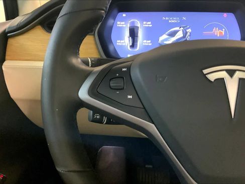 Used 2018 Tesla Model X 75D image 23