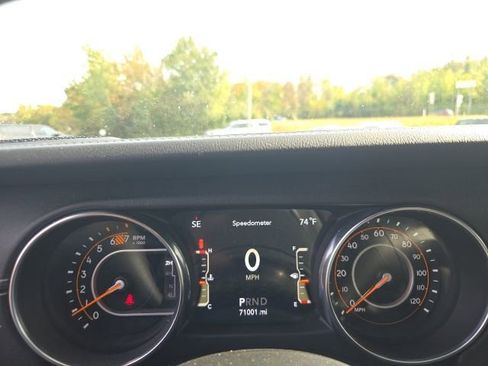 Used 2019 Jeep Wrangler Unlimited Sahara image 21