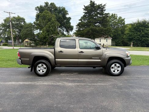 Used 2015 Toyota Tacoma 4x4 Double Cab w/ SR5 Package image 5