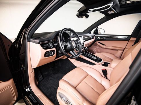 Certified 2023 Porsche Macan AWD/4WD image 4