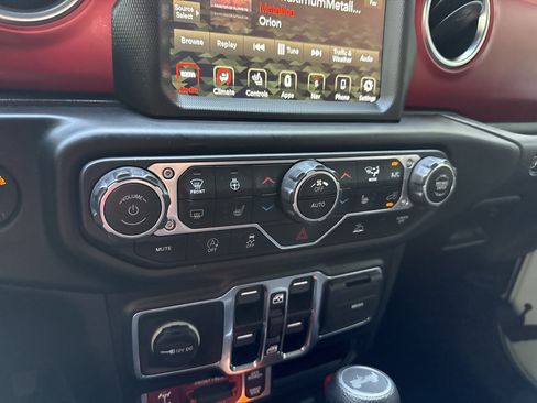 Used 2023 Jeep Wrangler Unlimited Rubicon w/ Cold Weather Group AWD/4WD image 31