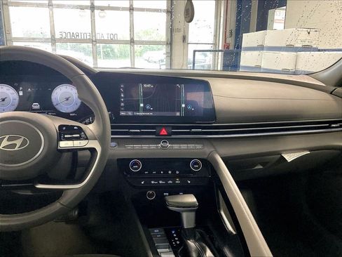 Certified 2025 Hyundai Elantra SEL FWD image 18