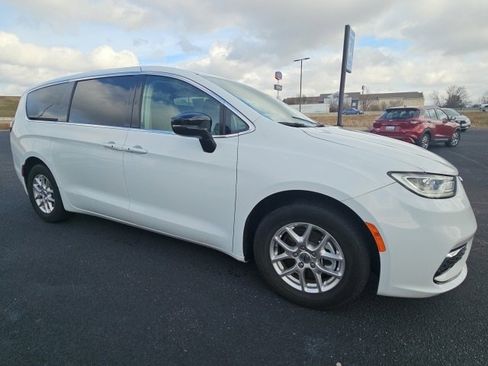 Used 2024 Chrysler Pacifica Touring-L image 3