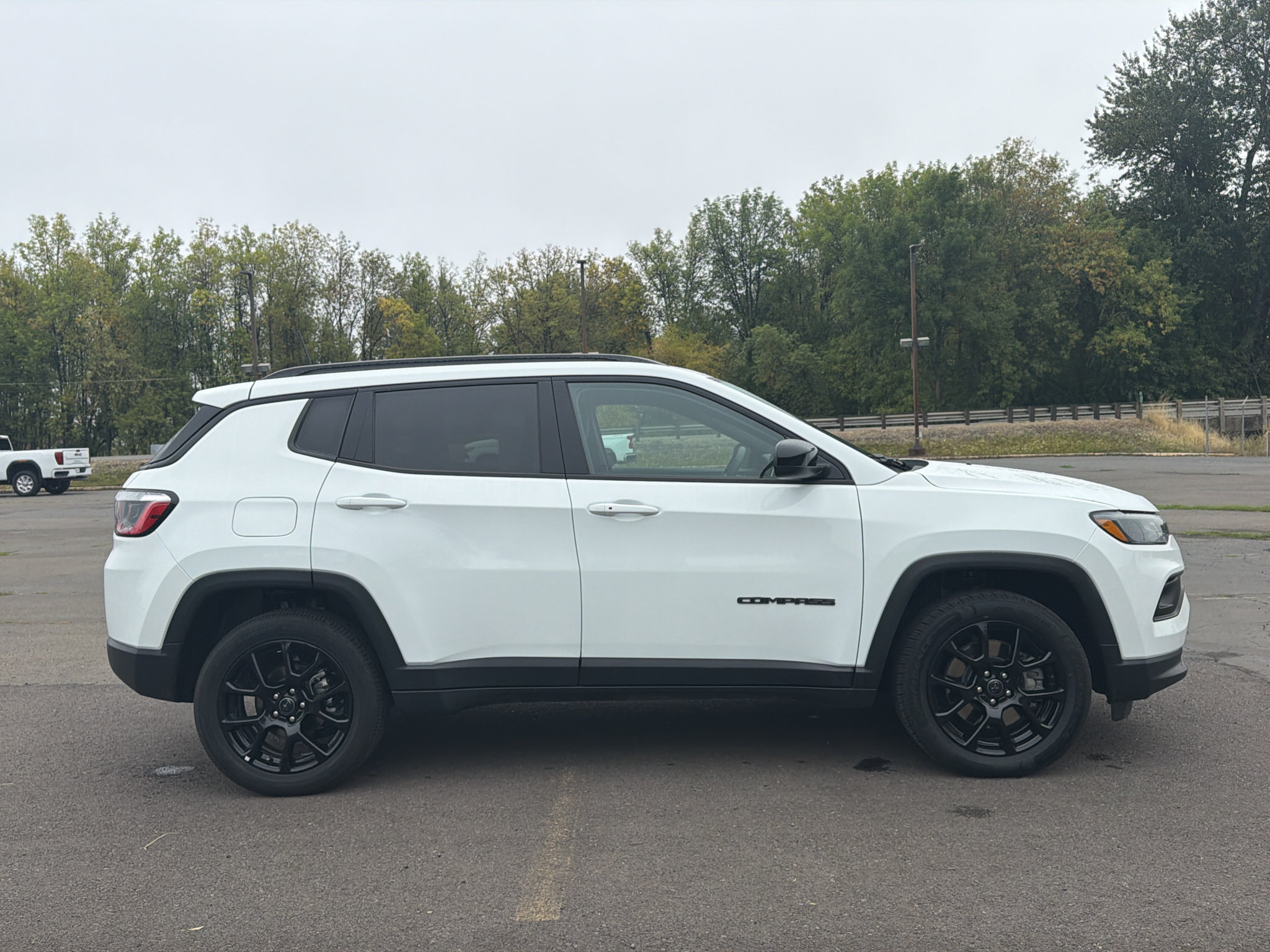 Used 2025 Jeep Compass Latitude w/ Convenience Group AWD/4WD image 12